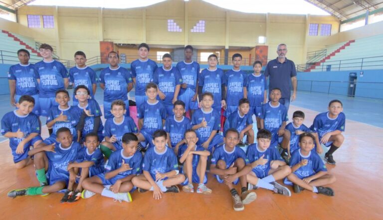 Prefeitura entrega kits esportivos para crianças do projeto Campeões de Futuro