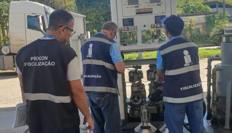 Procon realiza fiscalização em postos de combustíveis de Cachoeiro em parceria com o IPEM