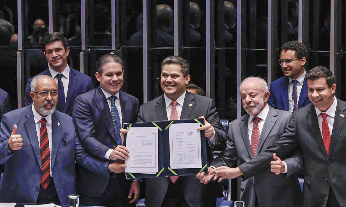Leia mais sobre o artigo Congresso promulga emenda do fim da 6×1; escala 5×2 começa em 60 dias